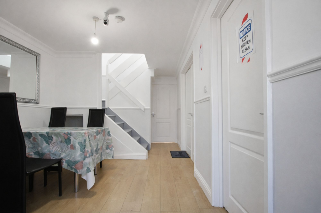 Clay Hill Road, Basildon, SS16 photo 3