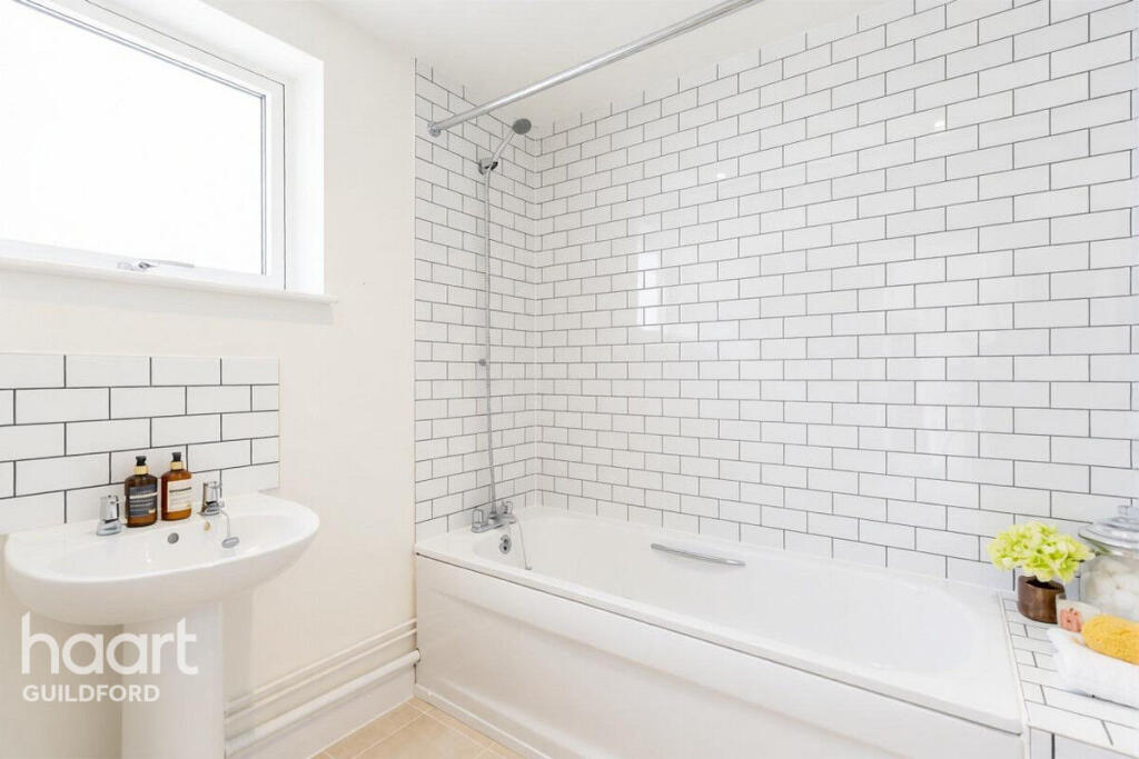 Apartment in Guildford, Surrey - View 5