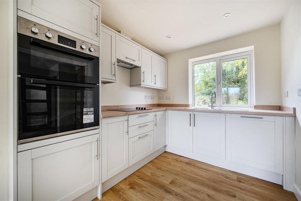 Venus Close, Wokingham, Berkshire, RG41 3GG photo 4