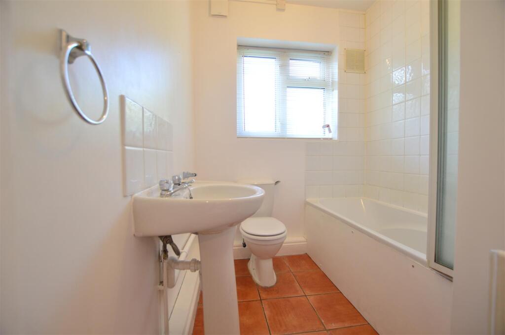 Apartment in Slough - More