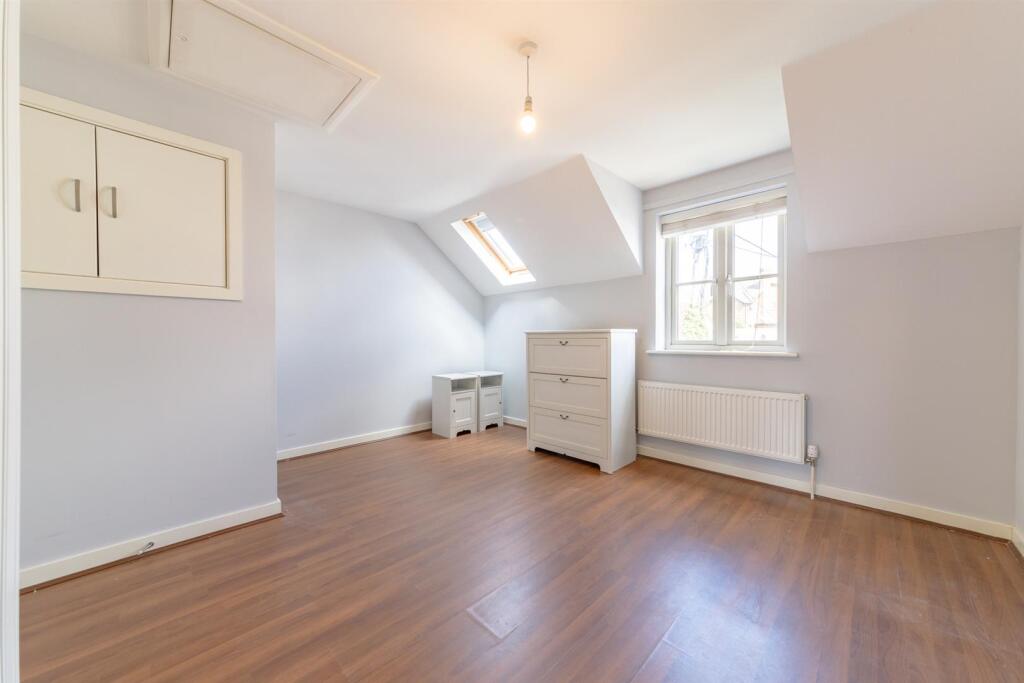 House in Harlington, Central Bedfordshire - More