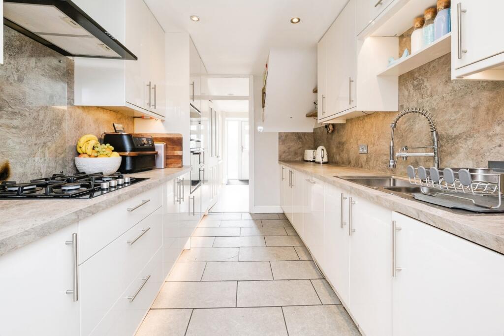 Surrey Drive, Hornchurch, RM11 photo 4