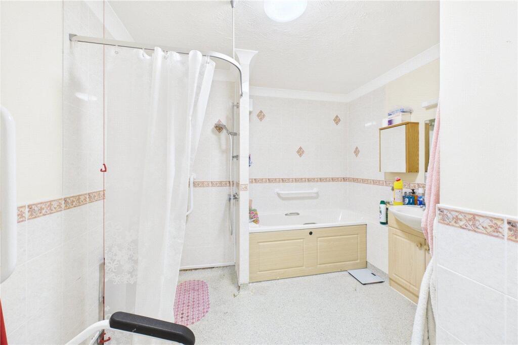 Apartment in Redhill - View 3