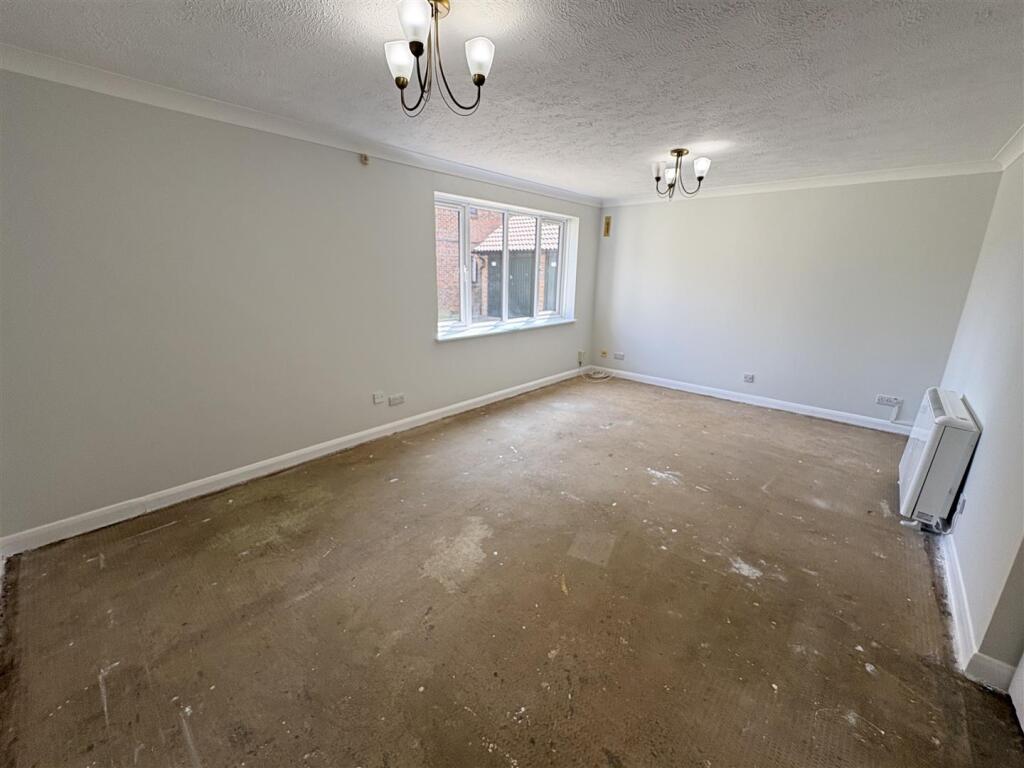 Apartment in Crawley, West Sussex - View 3