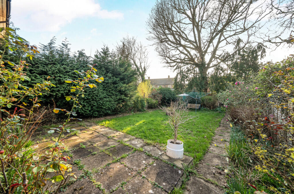Little Hide, Guildford, Surrey, GU1 photo 2