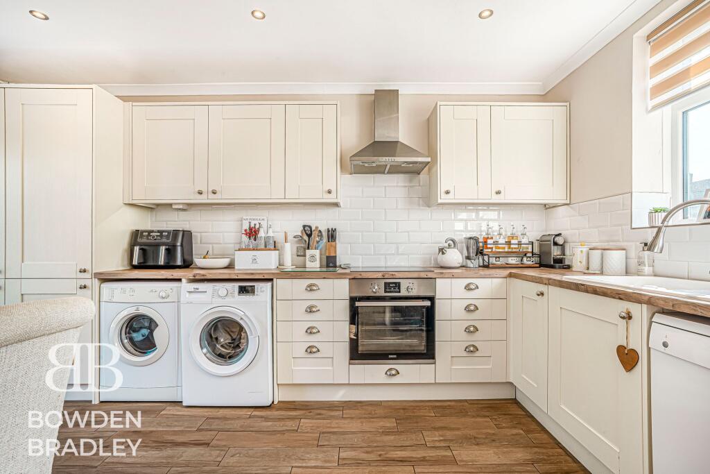House in London, Collier Row - More