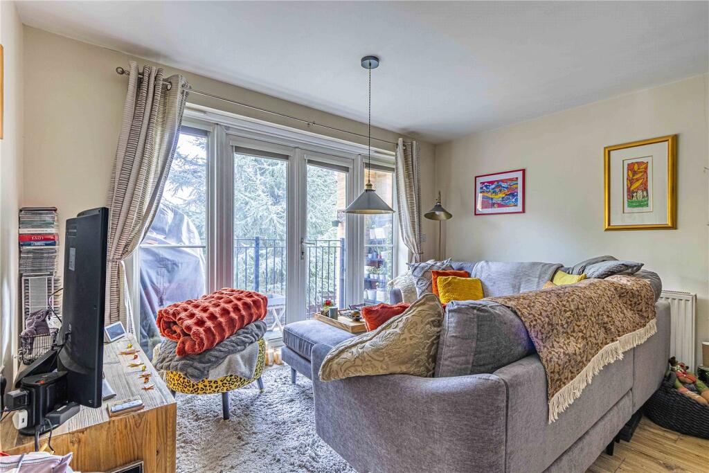 Apartment in Dacorum, Hertfordshire - View 2