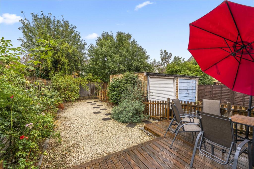 House in London, Hampton - View 2