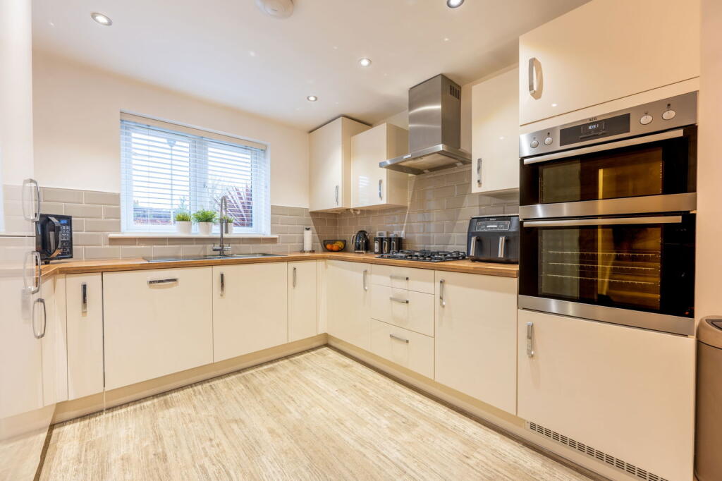 Vantage Copse, Bursledon, Southampton, Hampshire, SO31 photo 2