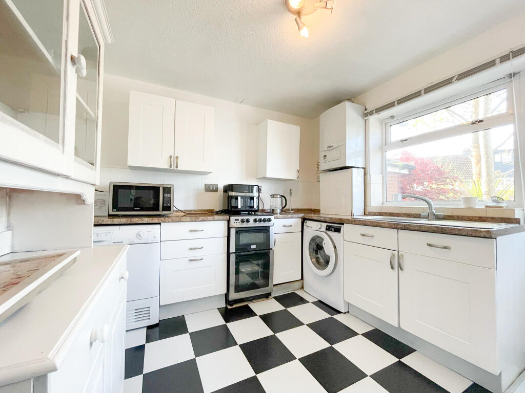 Yew Tree Drive, Bredbury photo 4