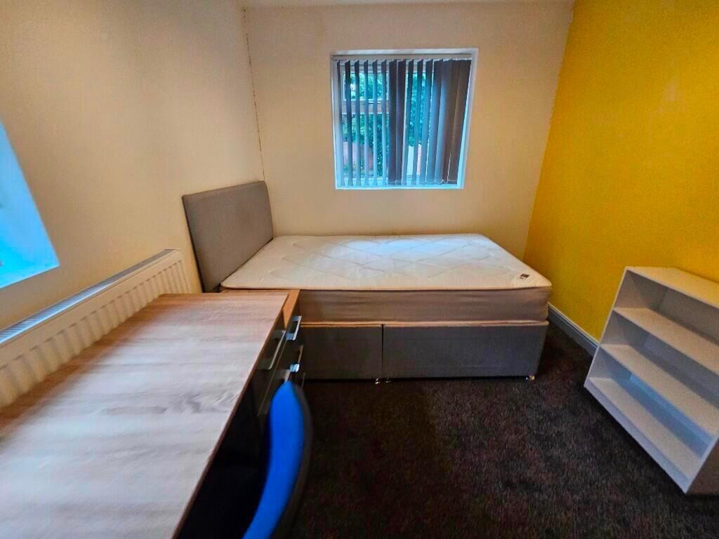 6 bedroom semi-detached house for rent