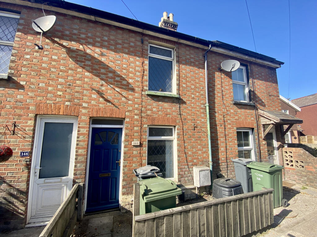 2-bed house on Carisbrooke Road, Newport,, £140,000