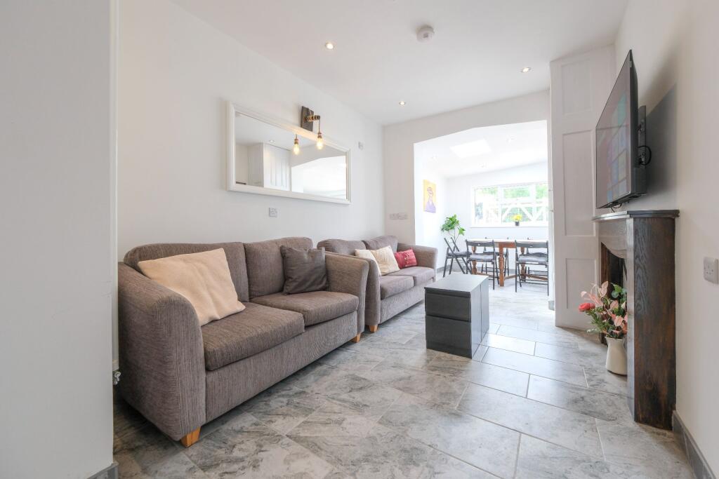 5 bedroom semi-detached house for rent