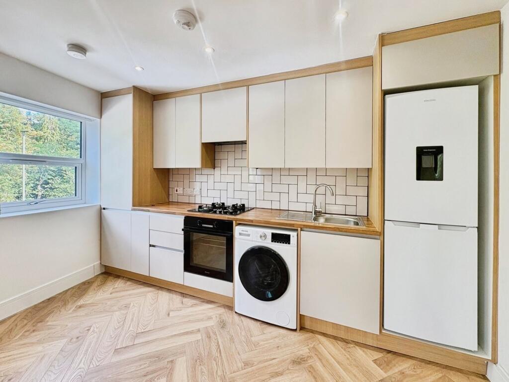 Apartment in Surrey Heath, Surrey - View 5