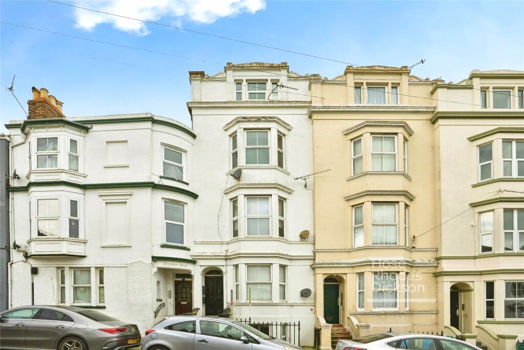 2-bed flat on George Street, Ryde, Isle of Wight, £79,950