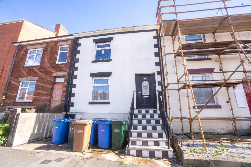 2-bed flat on Park Road, Chorley,  PR7, £83,000