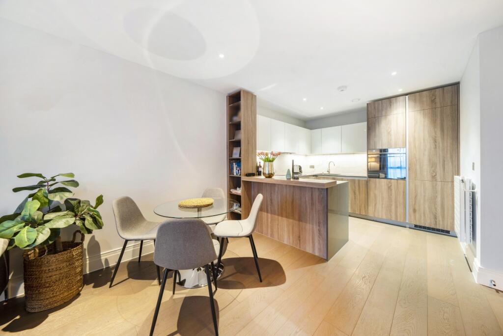 Apartment in London, Royal Borough of Kingston upon Thames - More