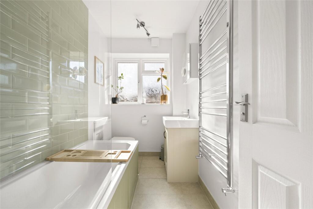 Apartment in Kingston upon Thames - More