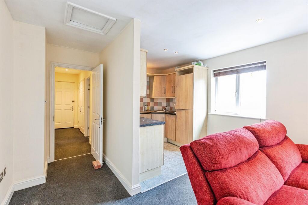 Apartment in Kettering, North Northamptonshire - View 5