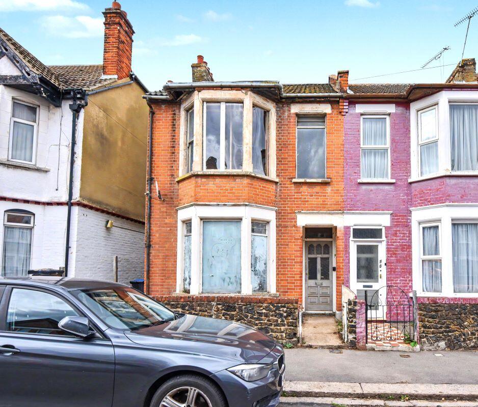 Main image of property: 48 Tintern Avenue, Westcliff-on-Sea, SS0 9QH