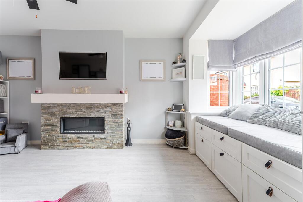 Beautifully presented three bedroom detached home in Yatton's North End photo 4