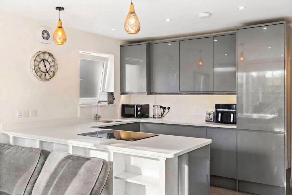Apartment in Reigate and Banstead, Nork - View 4