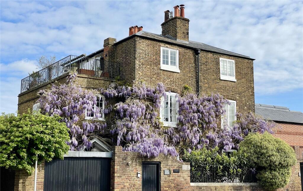 Main image of property: Hampton Court Road, East Molesey, KT8