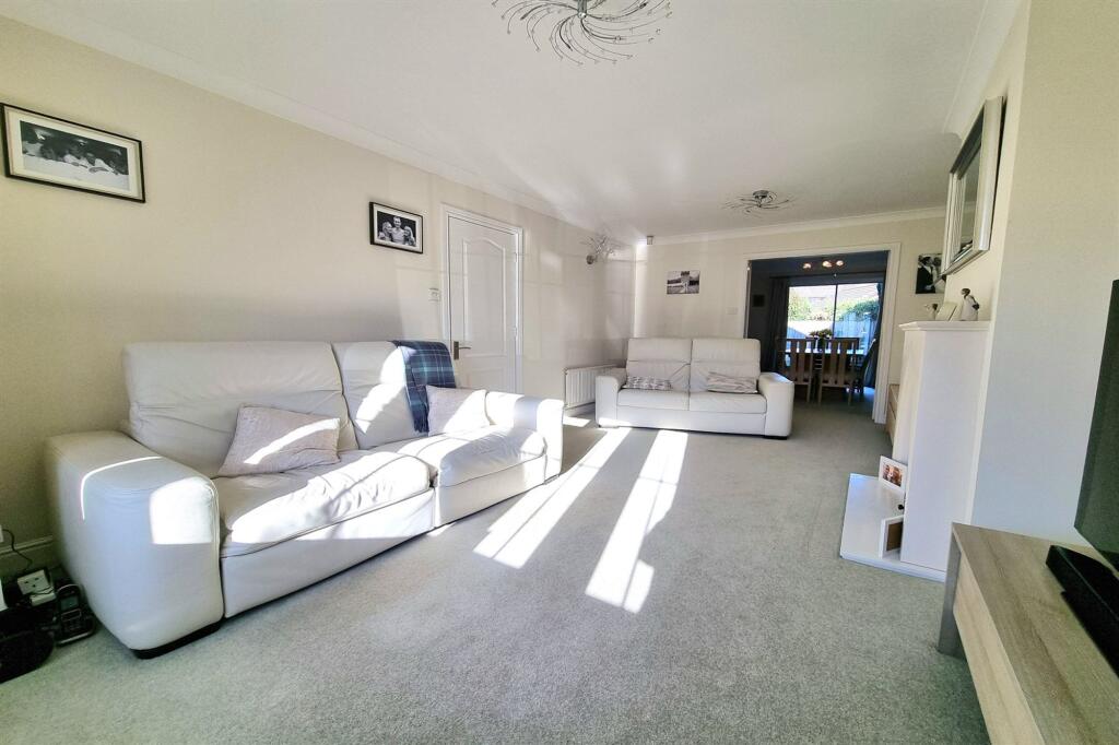 Radley Close, Sale, M33 photo 4