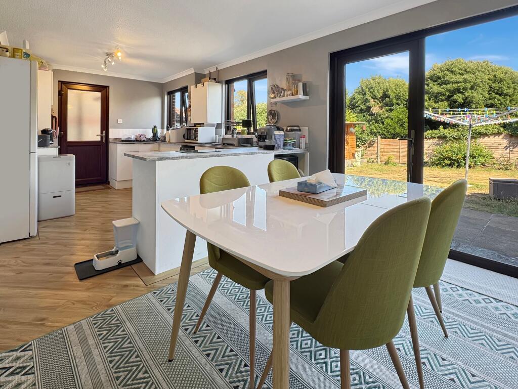 House in Sandown, Lake - View 2