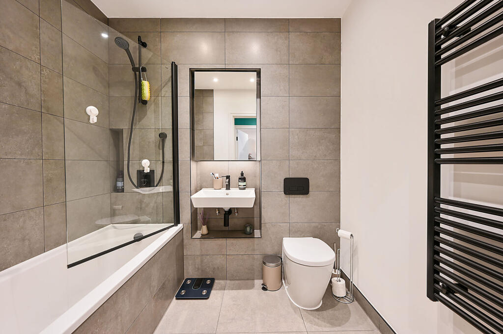 Apartment in London, Royal Borough of Kingston upon Thames - More