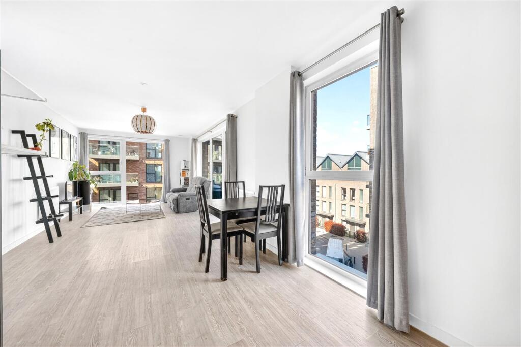 Apartment in London, Upton Gardens, Upton Park - More