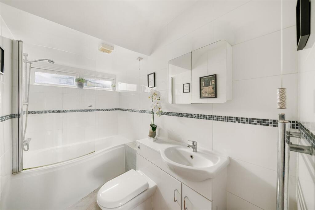Apartment in Southall - More