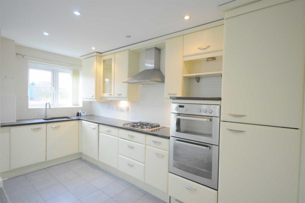 Apartment in Stafford, Stone - View 5