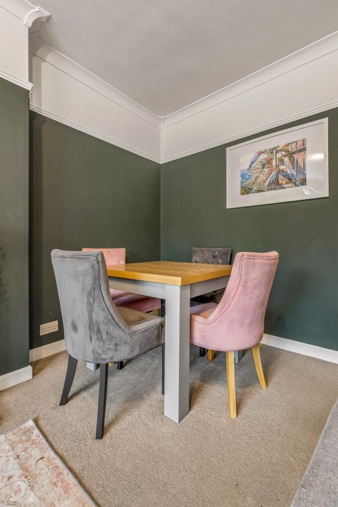 House in Glasgow, North Overlee, Stamperland - View 5
