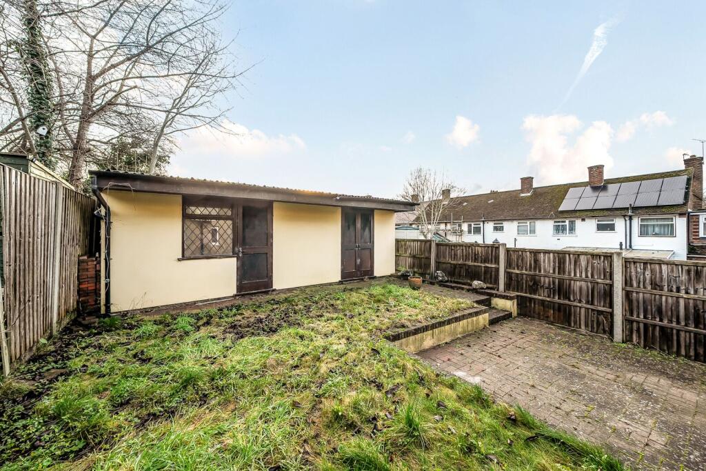 Crowborough Path, Bushey, South Oxhey, WD19 photo 3
