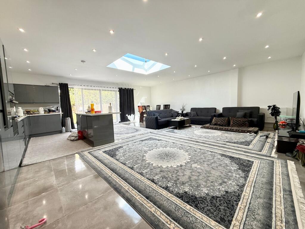 House in Luton - View 5