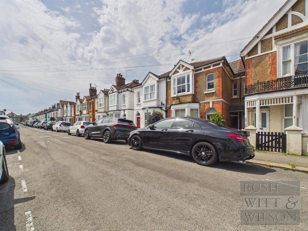 2-bed flat on Cornwall Road, Bexhill-On-Sea, £169,000