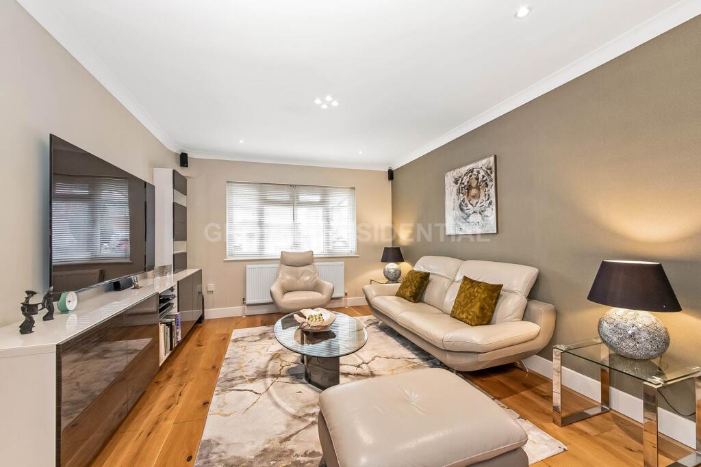 House in London, Royal Borough of Kingston upon Thames - View 2