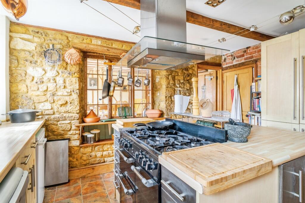 House in Finedon, North Northamptonshire - More