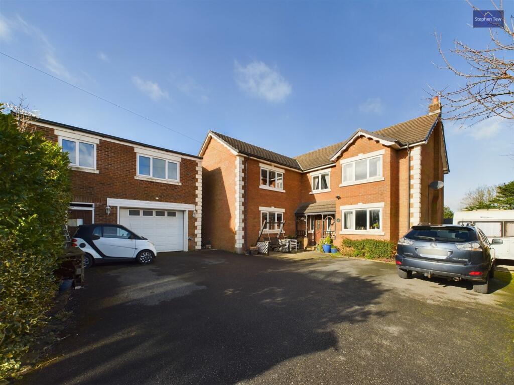 4-bed detached on Bennetts Lane, Blackpool, FY4, £400,000
