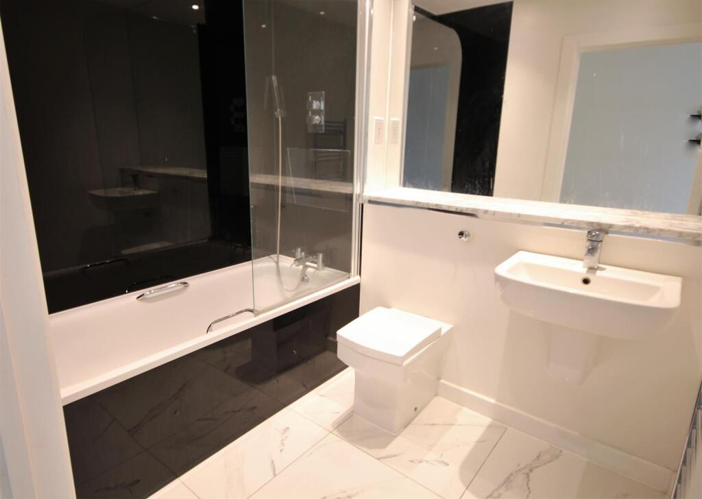 Apartment in Thurrock, Essex - View 5