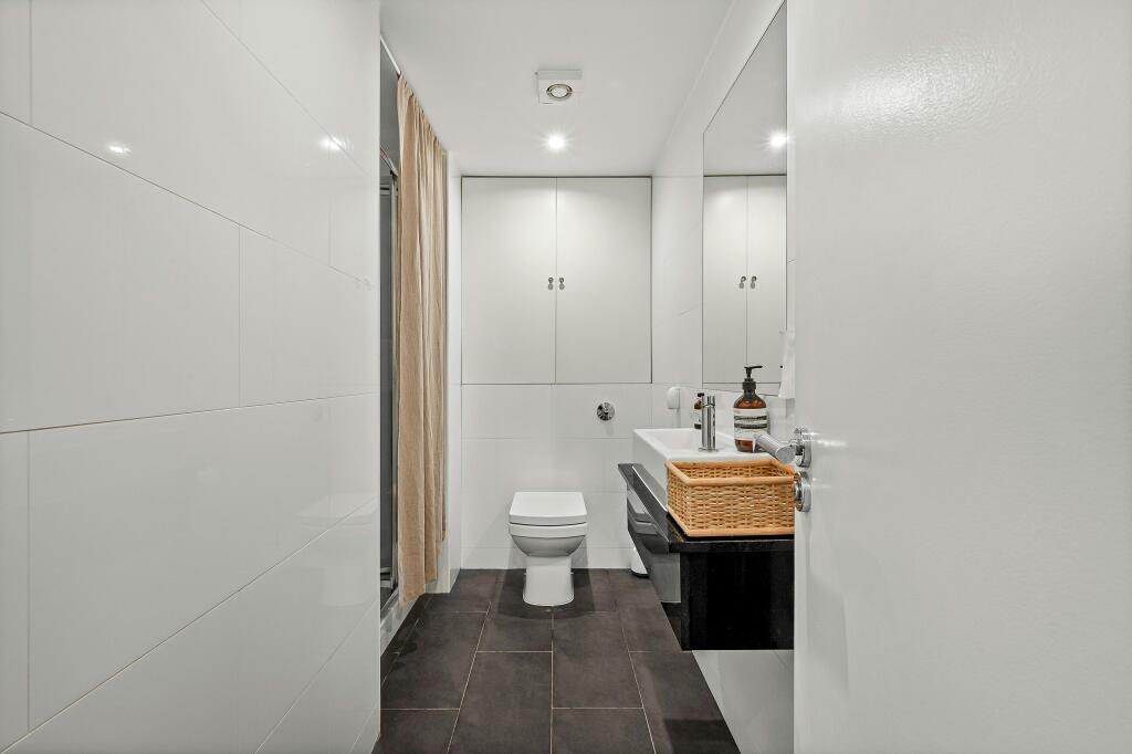 bathroom 1.jpg