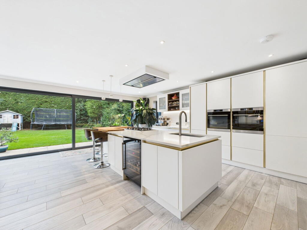 Fivens Place, Horsham photo 3