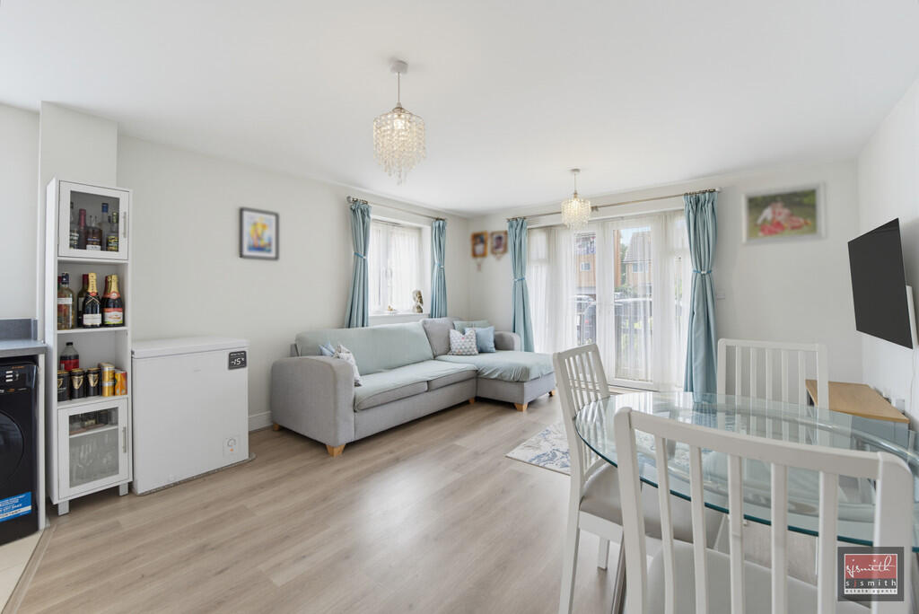 Laburnum Way, Stanwell TW19 photo 2
