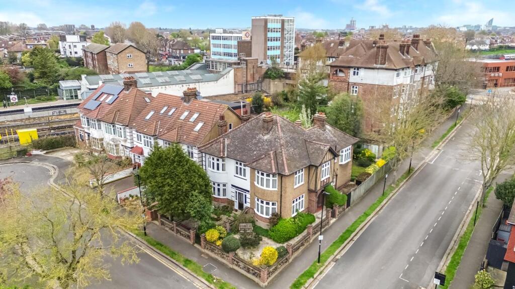 House in Brentford, Spring Grove - View 3