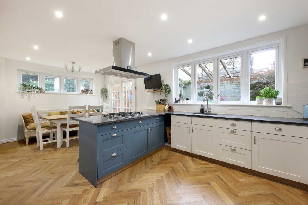 House in Knotty Green, Beaconsfield New Town, Beaconsfield - View 5