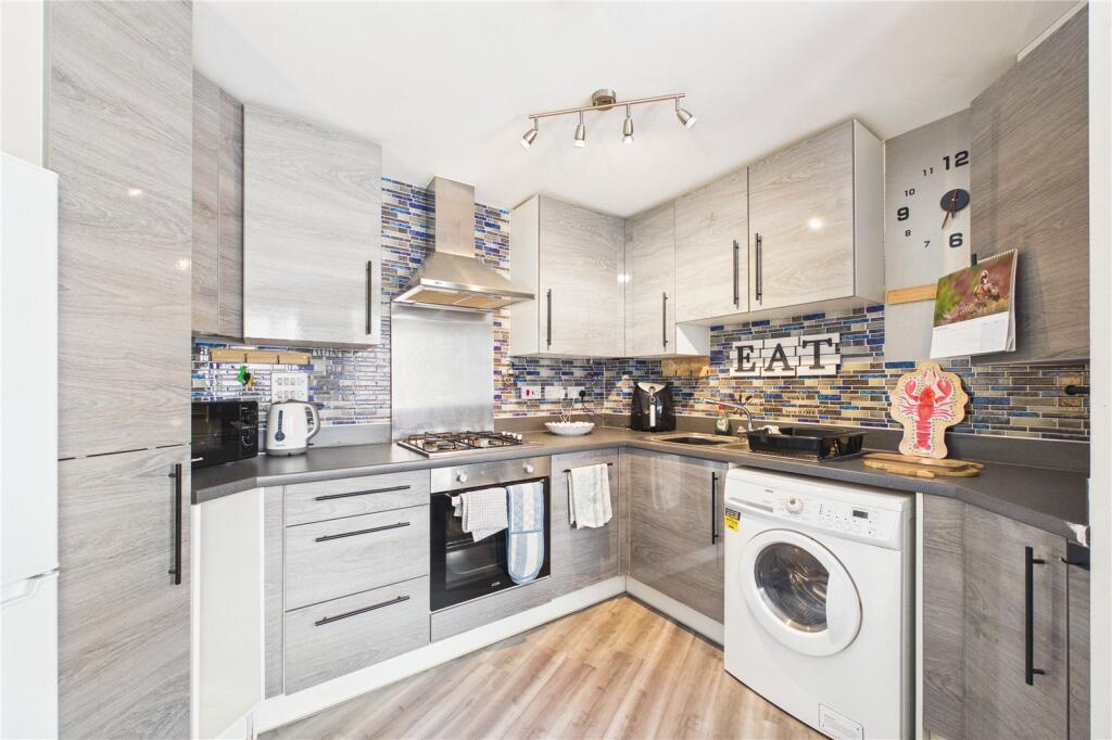 Boundary Place, Tadley, Hampshire, RG26 photo 4