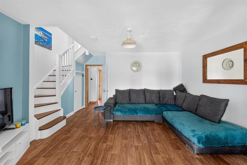 House in Horsham, West Sussex - More