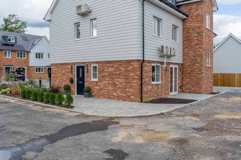 Apartment in Redhill - View 3