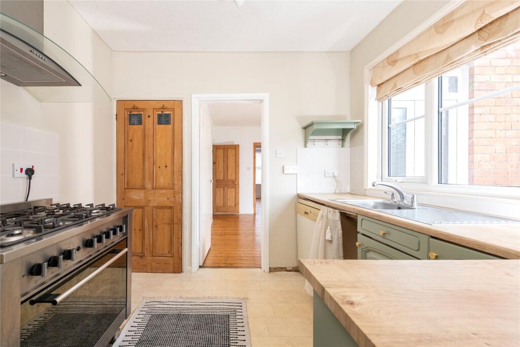 House in Newport Pagnell, Tickford End - View 4